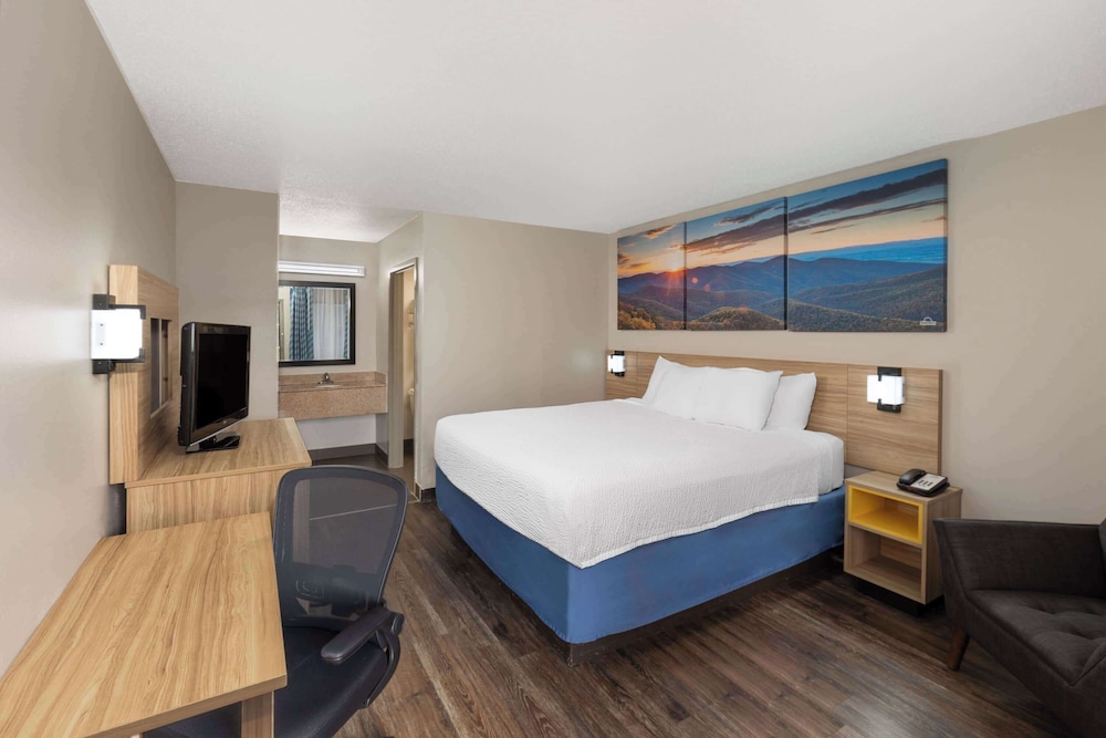 Room, 1 King Bed, Smoking - Photo 1