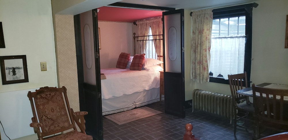 Deluxe Quadruple Room, Private Bathroom (Bunker Suite/Basement) photo 1