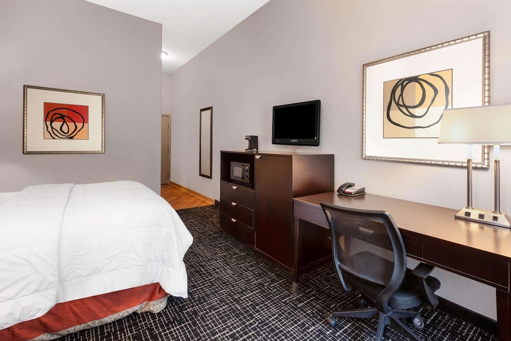 Room, 1 King Bed, Non Smoking - Photo 3