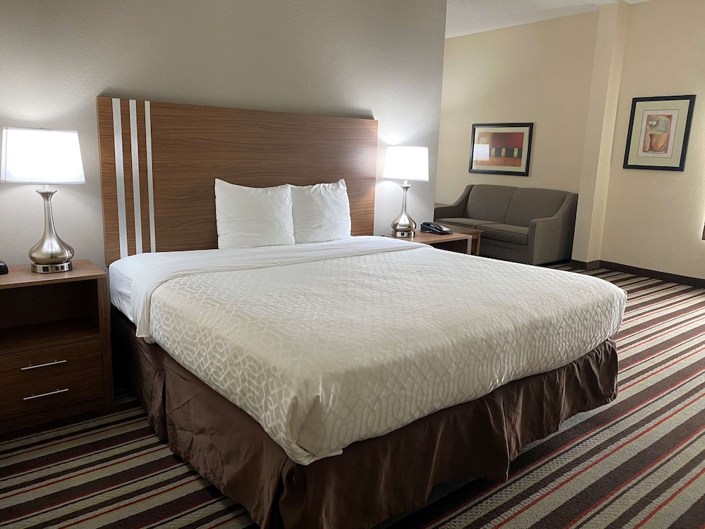 Suite, 1 King Bed, Accessible, Bathtub (Bathtub) photo 1