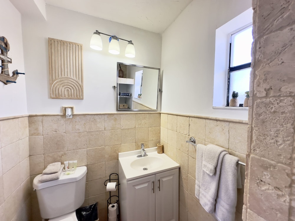 Beach Lover s Studio Apartment in Hollywood FL, Photo 2