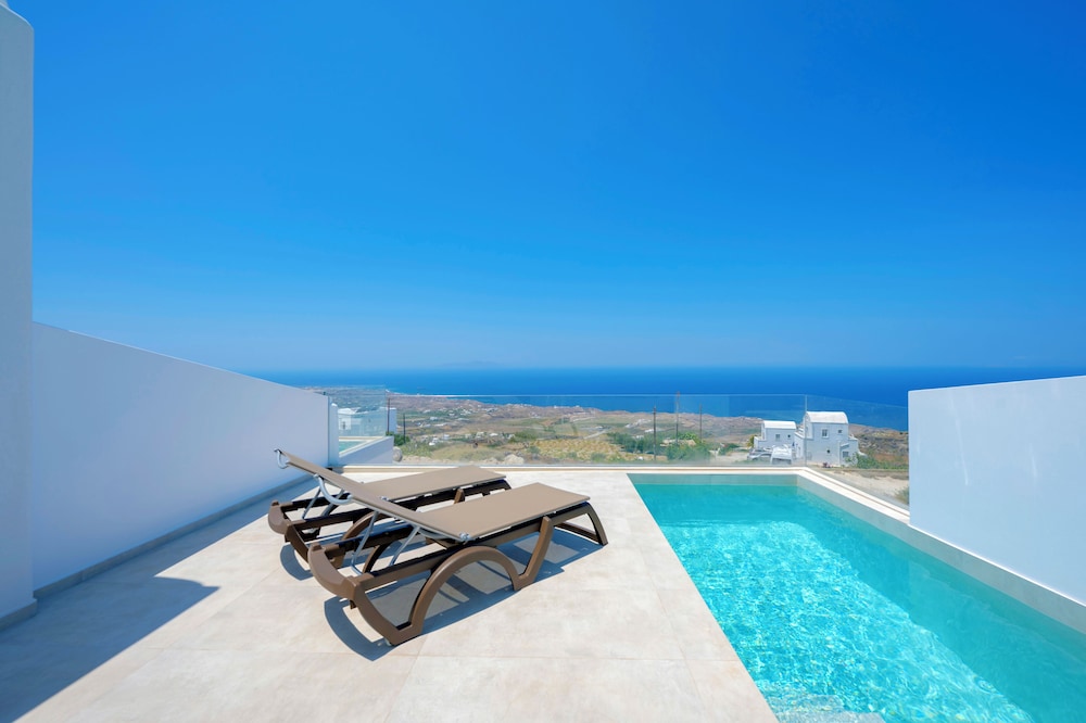 Superior Room, 1 Queen Bed, Balcony, Pool View 6
