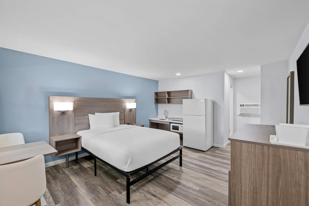 Room, 1 Queen Bed, Non Smoking - Photo 7