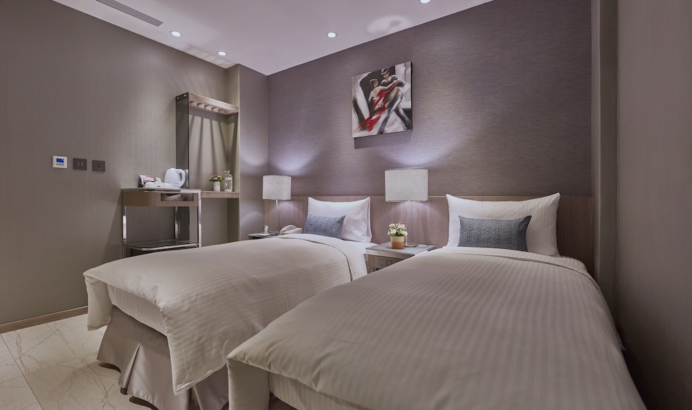 Superior Twin Room, 2 Twin Beds, City View photo 3