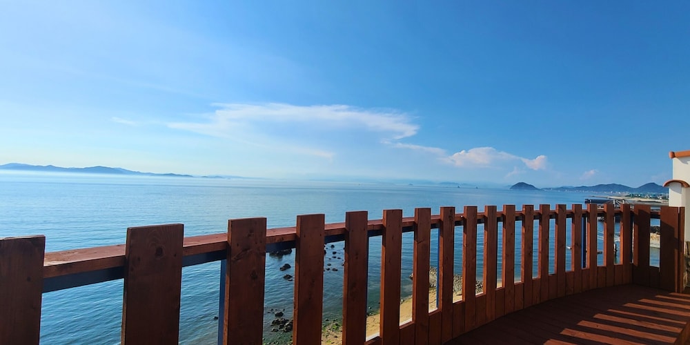 Royal Twin Room, Non Smoking, Ocean View photo 2