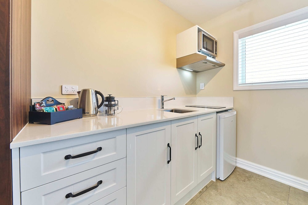 Executive Double or Twin Room, 2 Queen Beds, Pool View, Mezzanine thumbnail 6