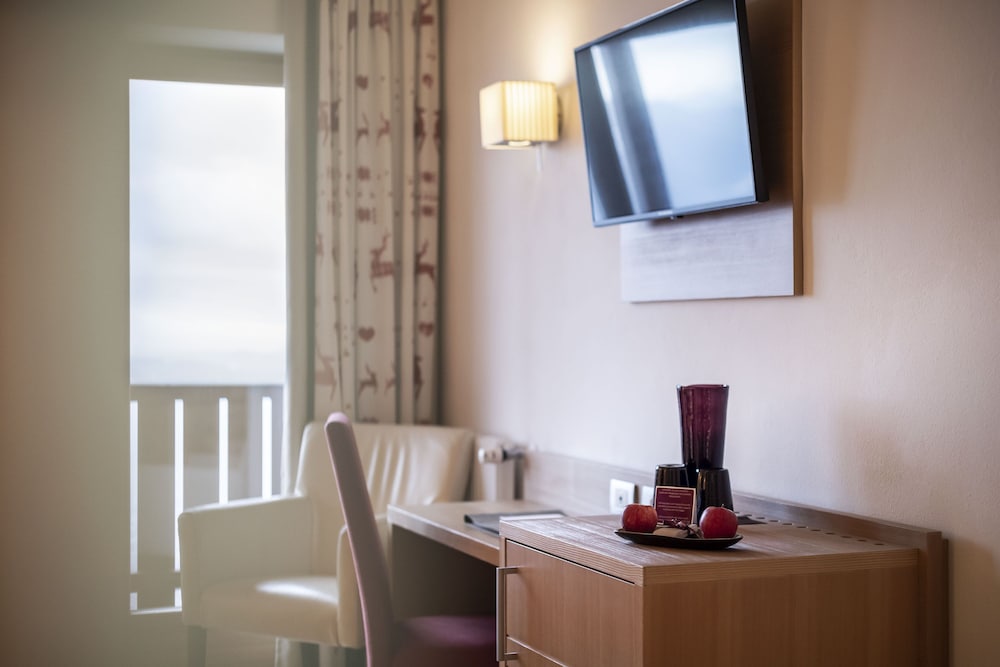 Superior Room, 1 Queen Bed With Sofa Bed, Non Smoking, Valley View photo 3