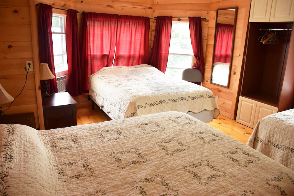 Room (3 Queen Beds) photo 2