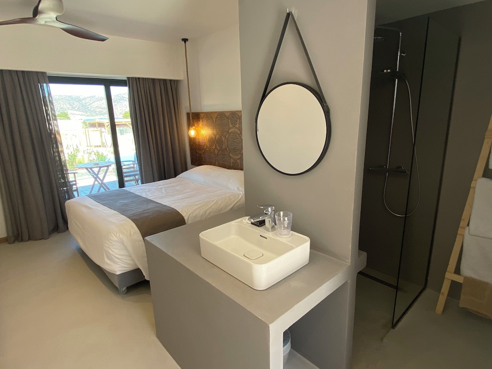 Superior Room, Partial Sea View photo 2