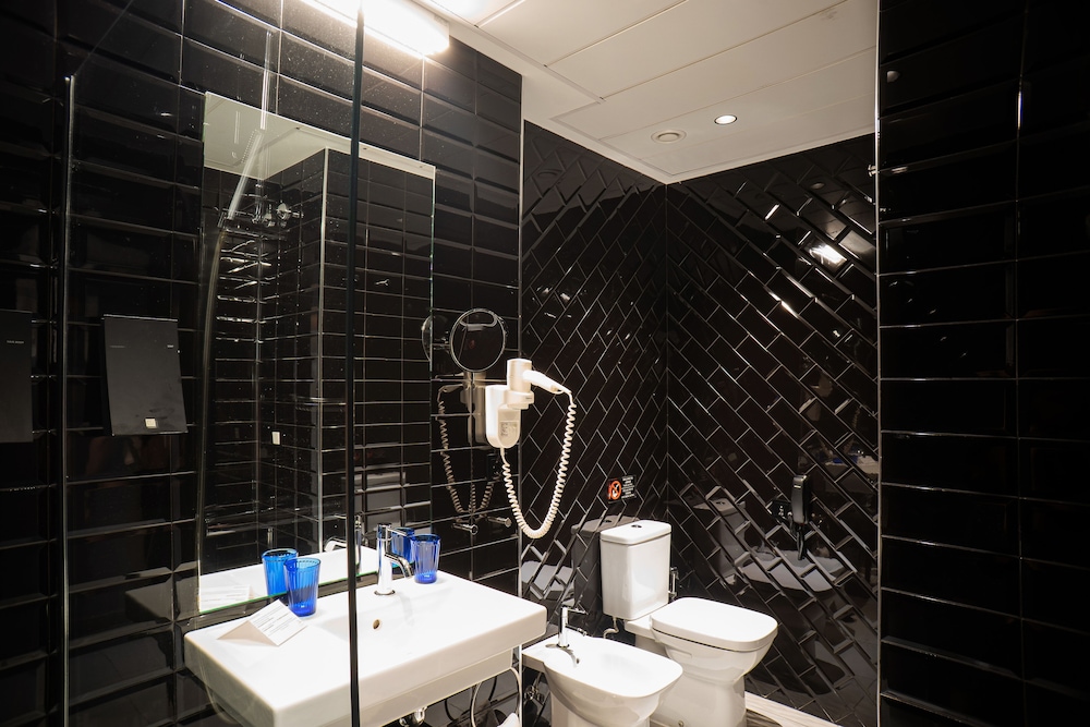 Economy Double Room thumbnail 5
