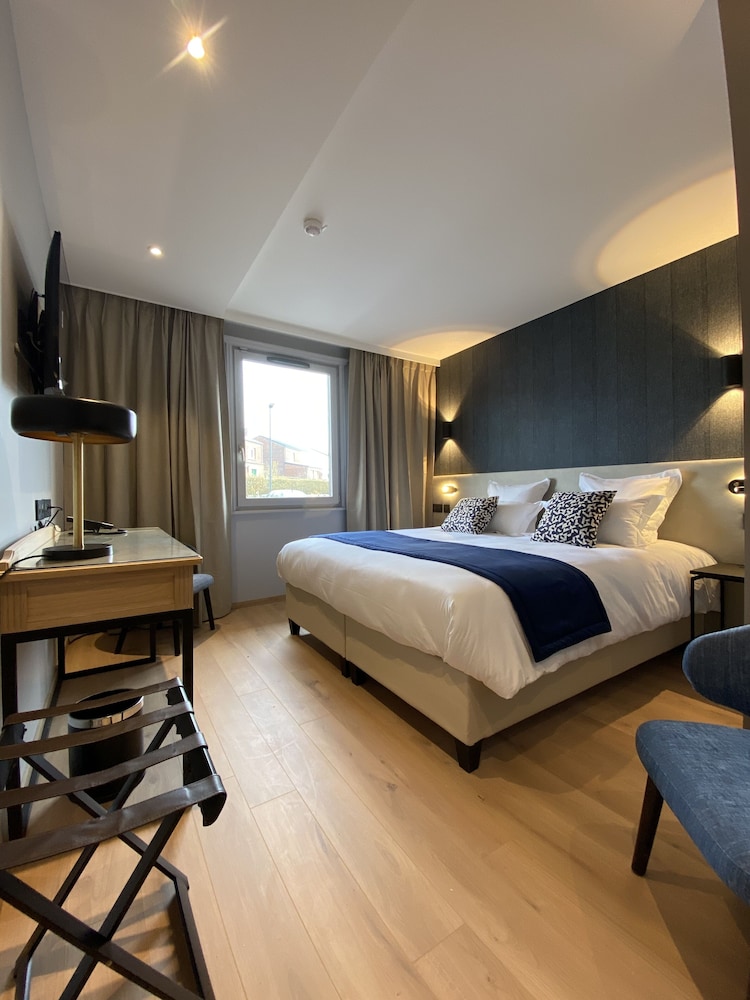 Classic Room, 1 King Bed, Non Smoking, City View - Photo 1