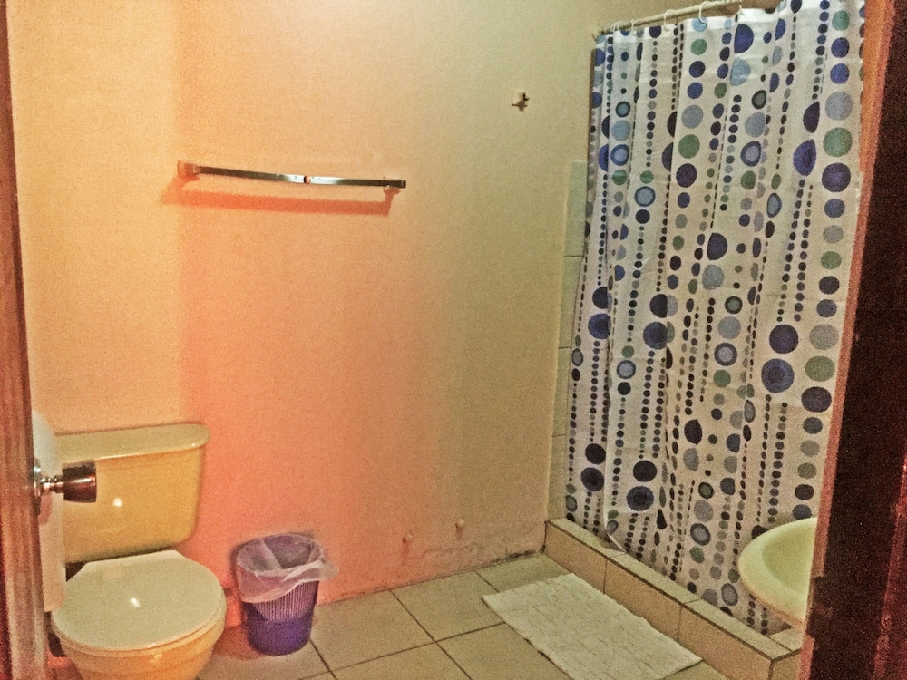 Family Room, Multiple Beds, Private Bathroom photo 2