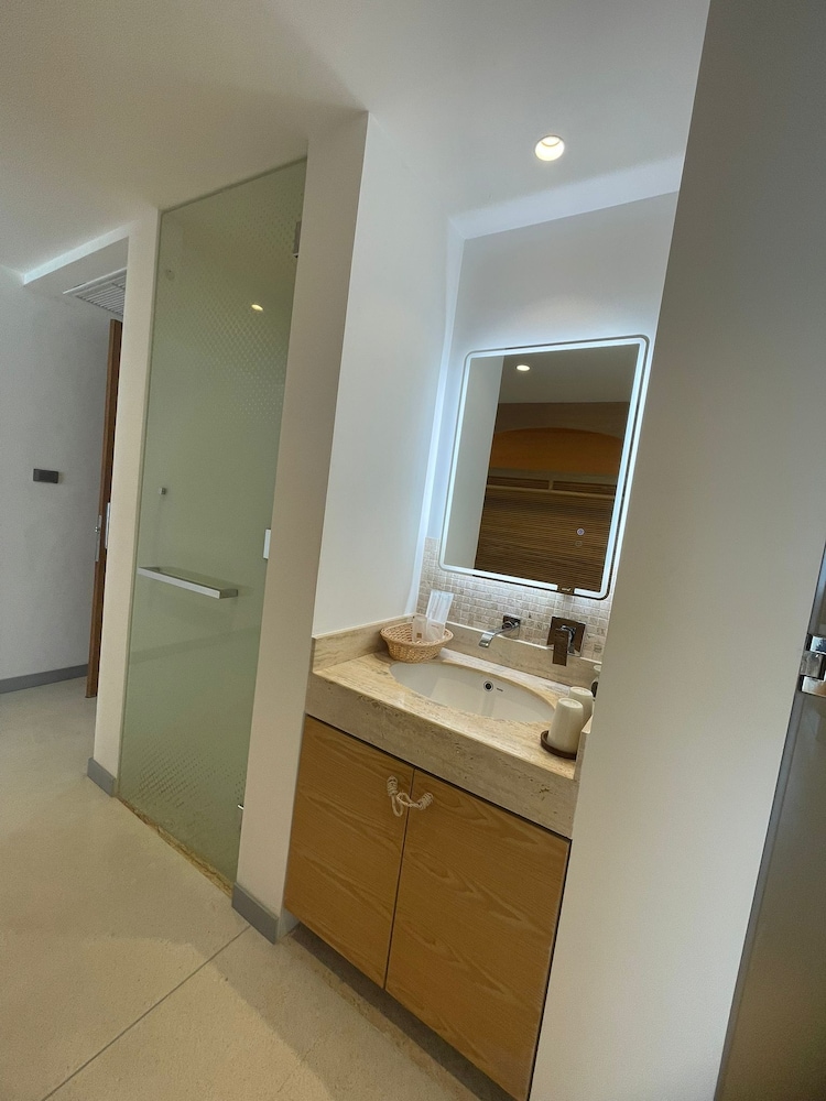 King Suite with Ocean View - Photo 7
