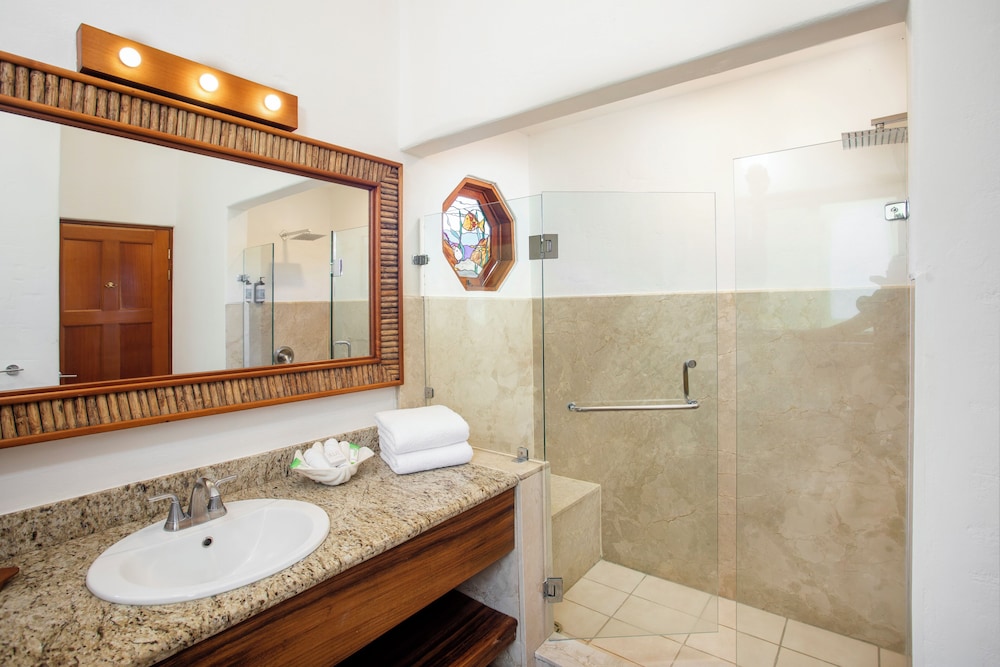 Deluxe Room, 1 King Bed, Balcony, Sea Facing - Photo 13