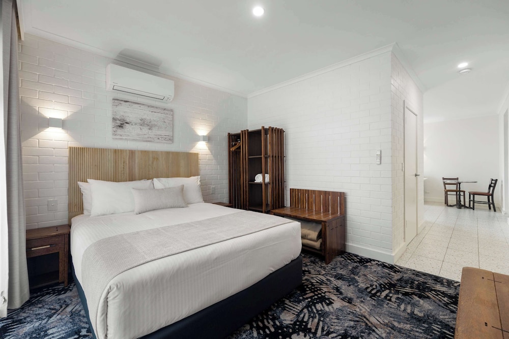 Standard Apartment, 1 Queen Bed, Kitchenette, Courtyard Area - Photo 1