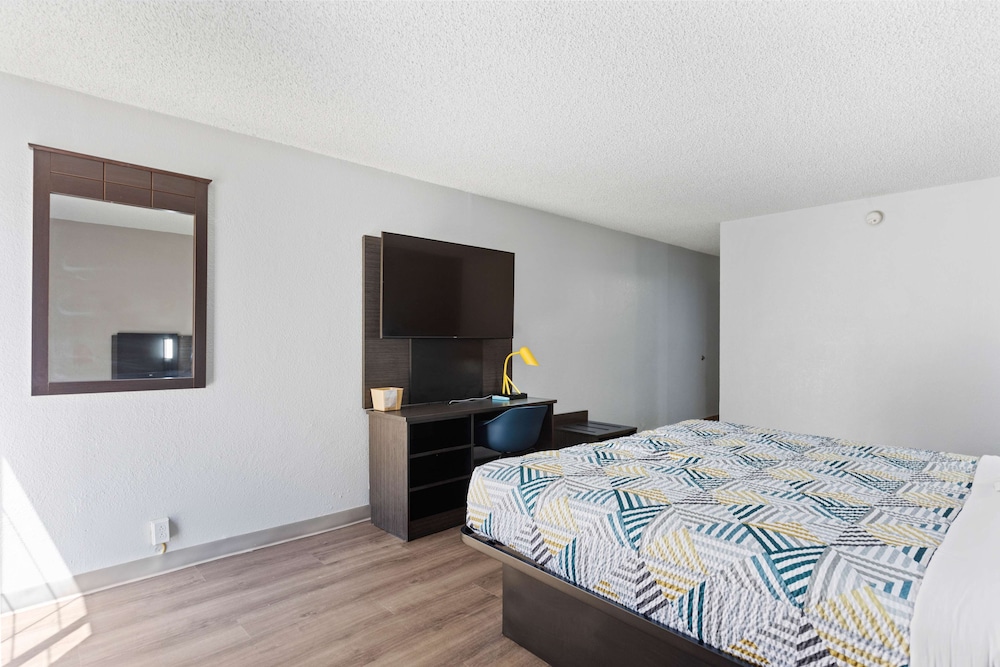 Deluxe Room, 1 King Bed, Non Smoking, Refrigerator & Microwave