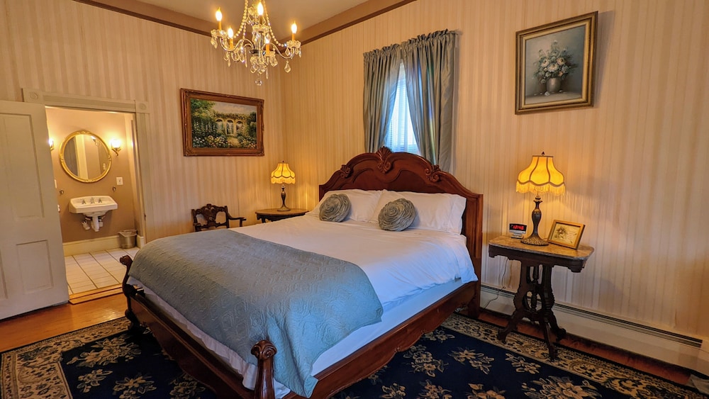 Romantic Suite, 1 King Bed, Jetted Tub photo 1