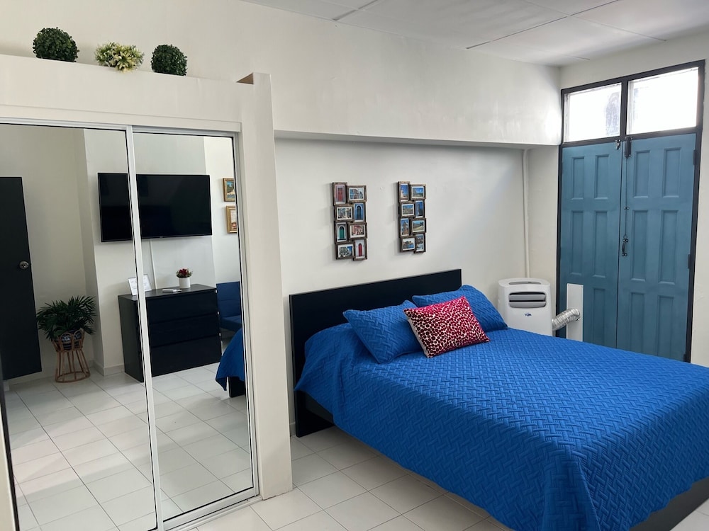 Suite #21 (With Balcony) photo 1