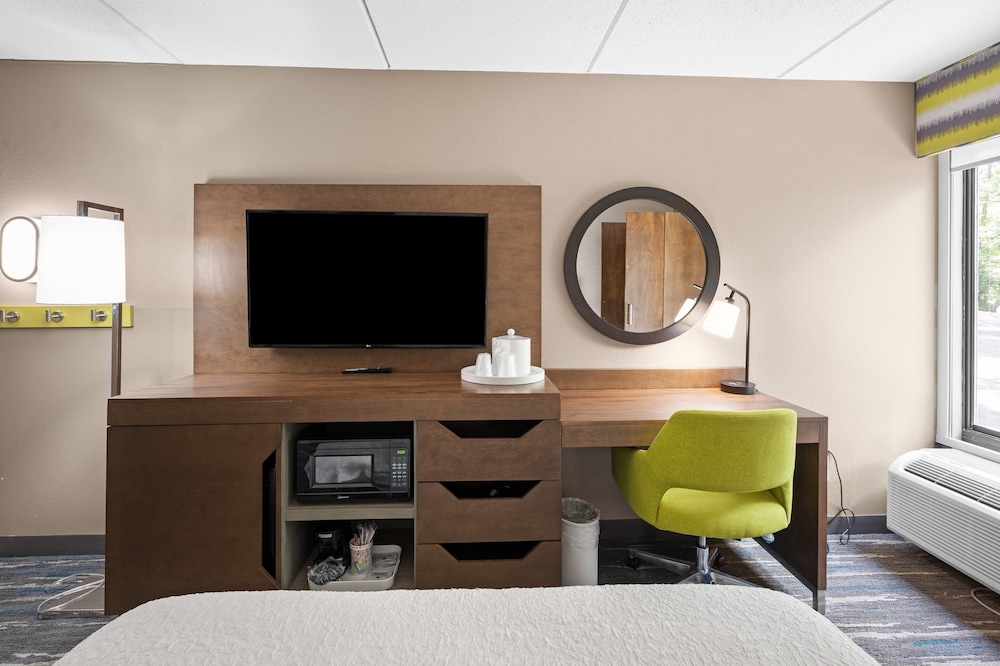 One Queen Bed, Non-Smoking, Accessible - Photo 3