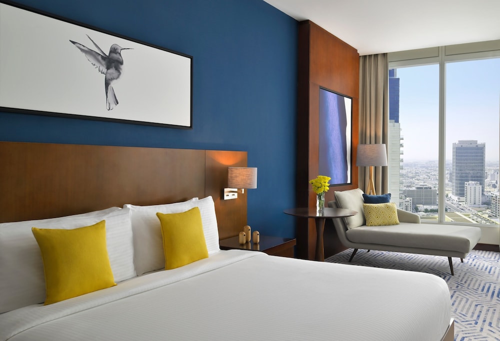 Deluxe Room thumbnail 5
