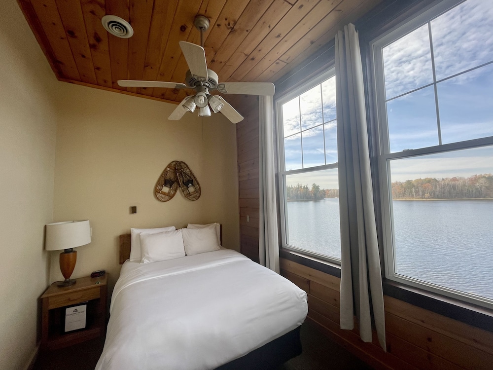 Deluxe Room, 1 Queen Bed, Lake View, Lakeside