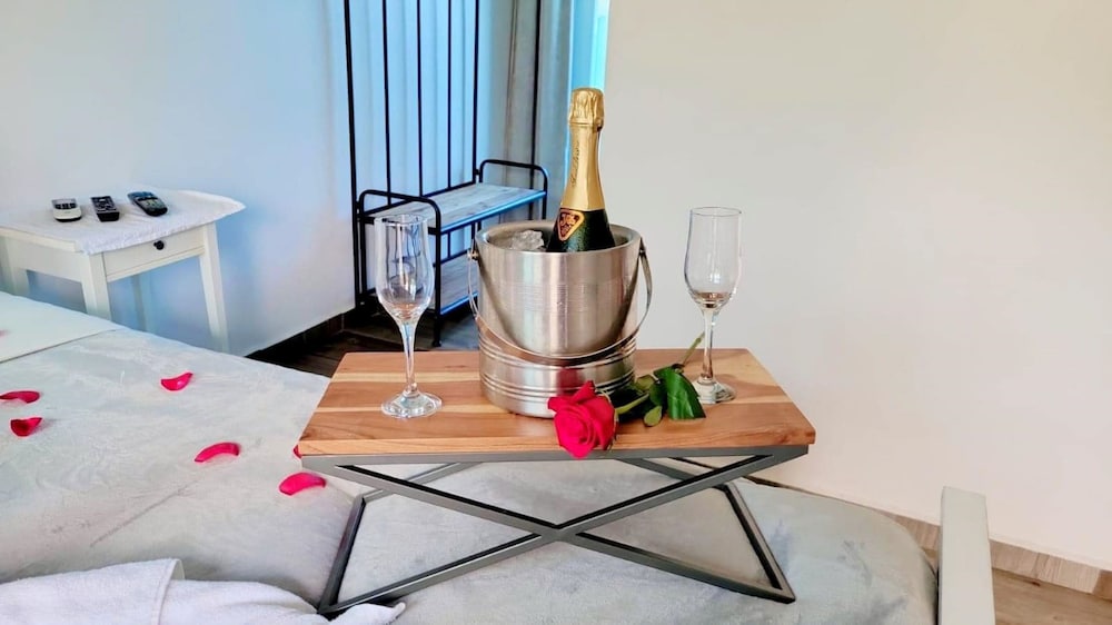 Deluxe Room, 1 Queen Bed, Balcony photo 2