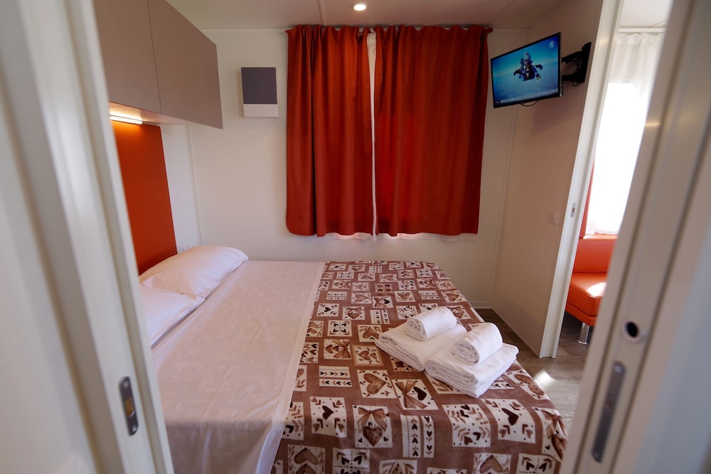 Deluxe Mobile Home, 1 King Bed photo 1