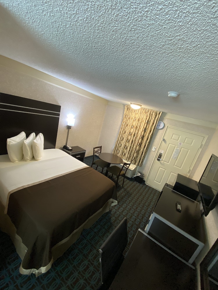 Standard Room, 1 Queen Bed, Smoking photo 3