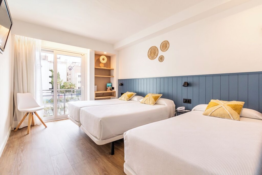 Standard Triple Room, City View - Photo 9
