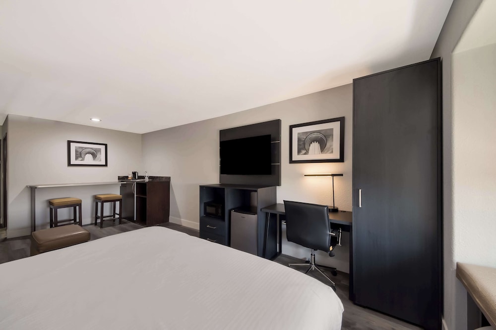 Suite, 1 King Bed, Accessible, Refrigerator & Microwave (with Sofabed) - Photo 3