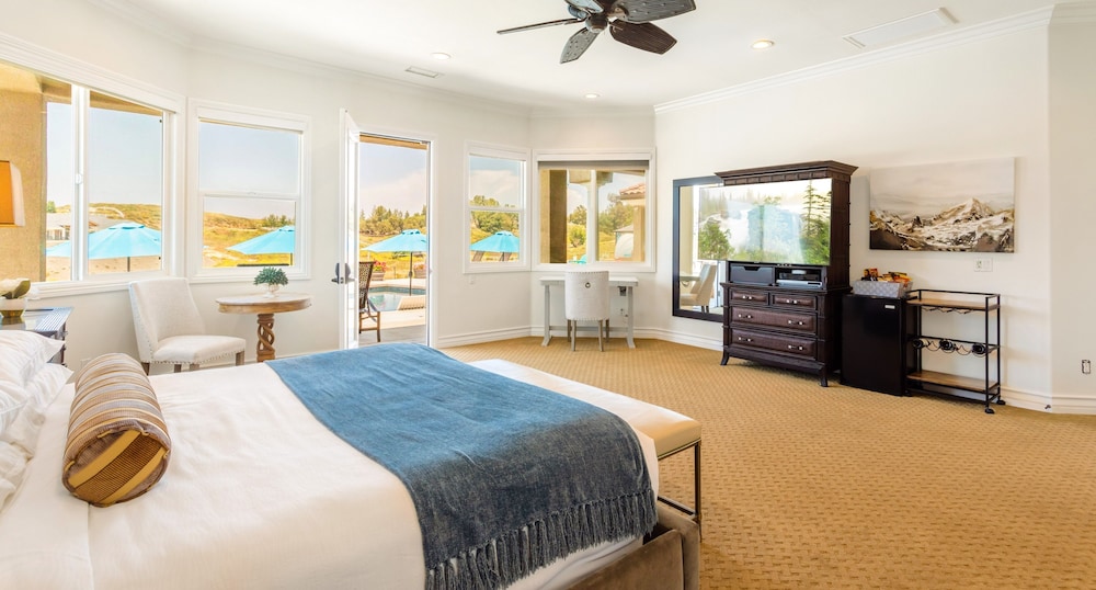 Luxury Room, 1 Bedroom, Jetted Tub, Pool View