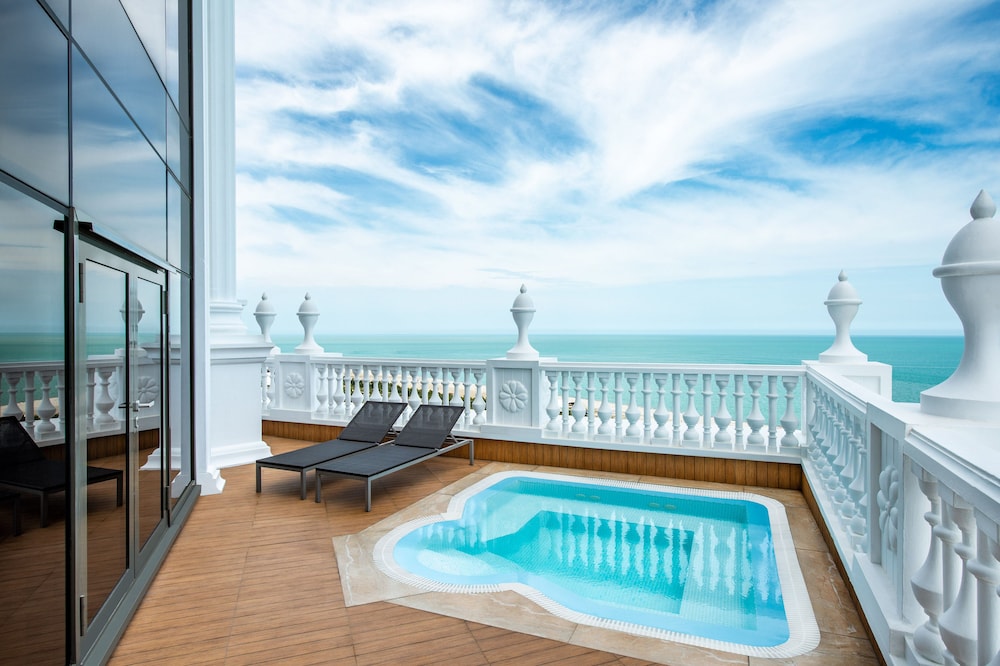 Club Suite, 1 King Bed, Terrace - Photo 7