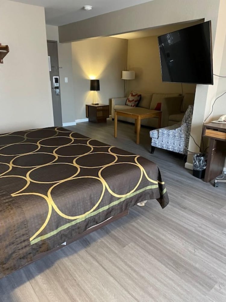 Studio Suite, 1 King Bed, Non Smoking - Photo 2