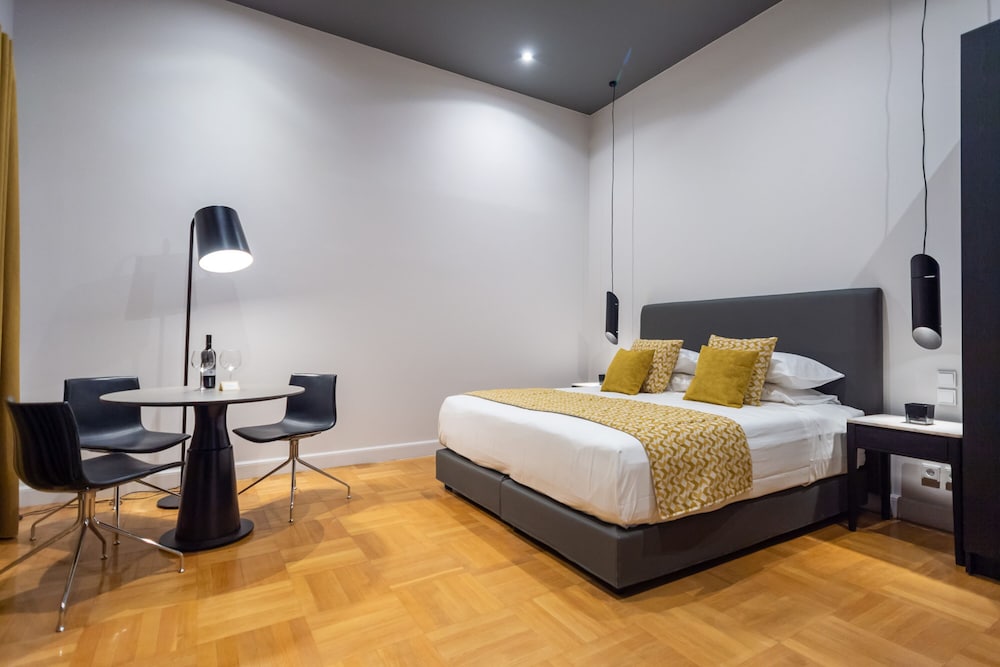 Executive Suite - Photo 1
