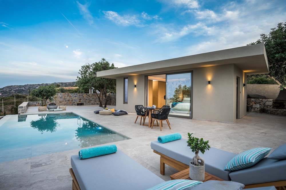 Serenity Open Plan Suite Sea Vie with Individual Pool