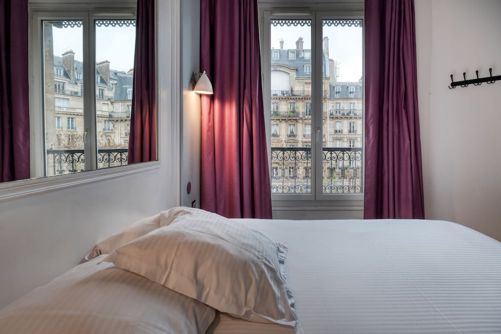 Double room with Arc de Triomphe view photo 1