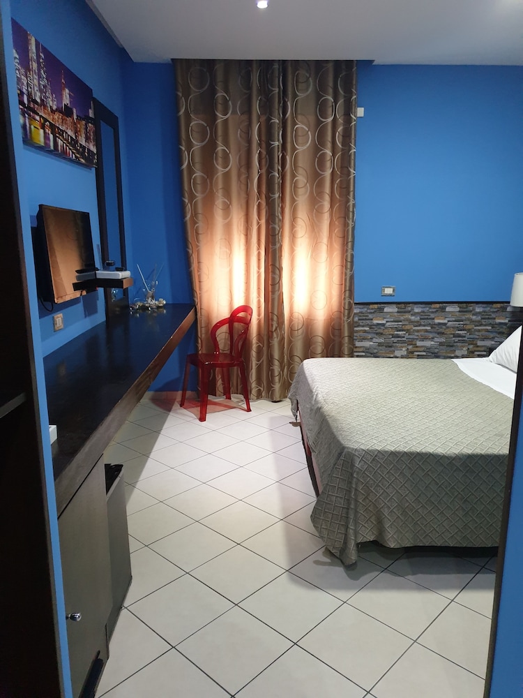 Basic Double Room, 1 King Bed, Ensuite - Photo 8