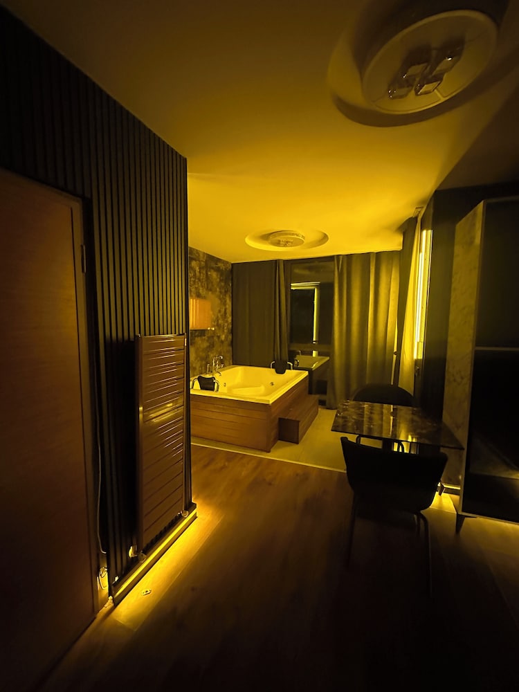 Luxury Suite photo 3