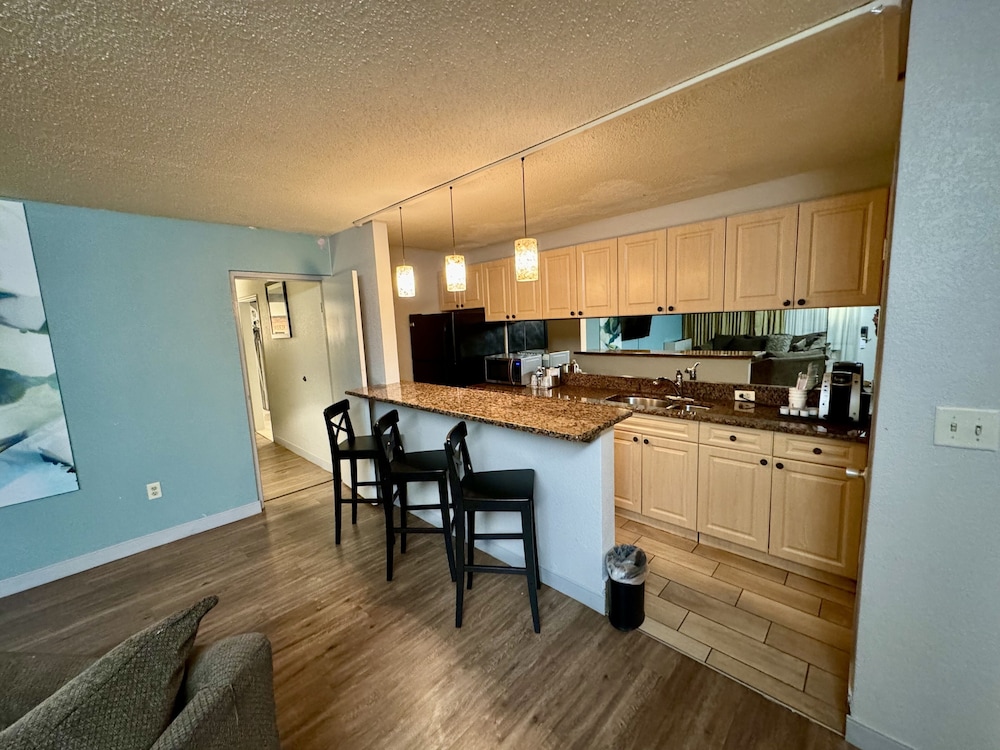 Suite, 1 King Bed - Photo 3