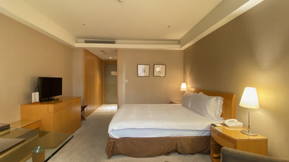 Monarch Room (Queen Bed)(6F-10F) photo 3