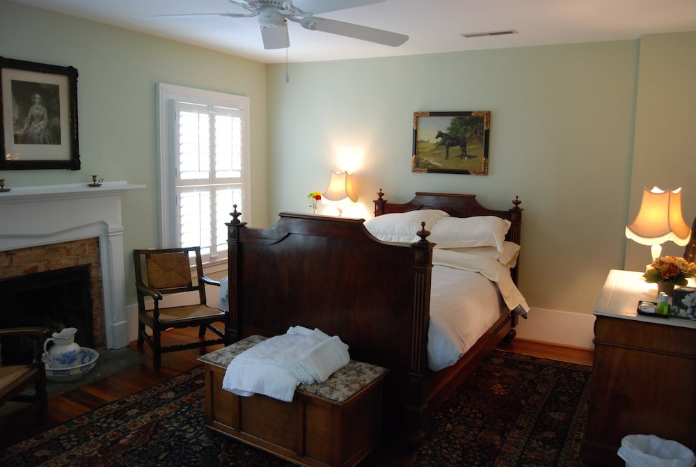 Exclusive Room, 1 Full size Bed, Private Bathroom and Period Antiques photo 2