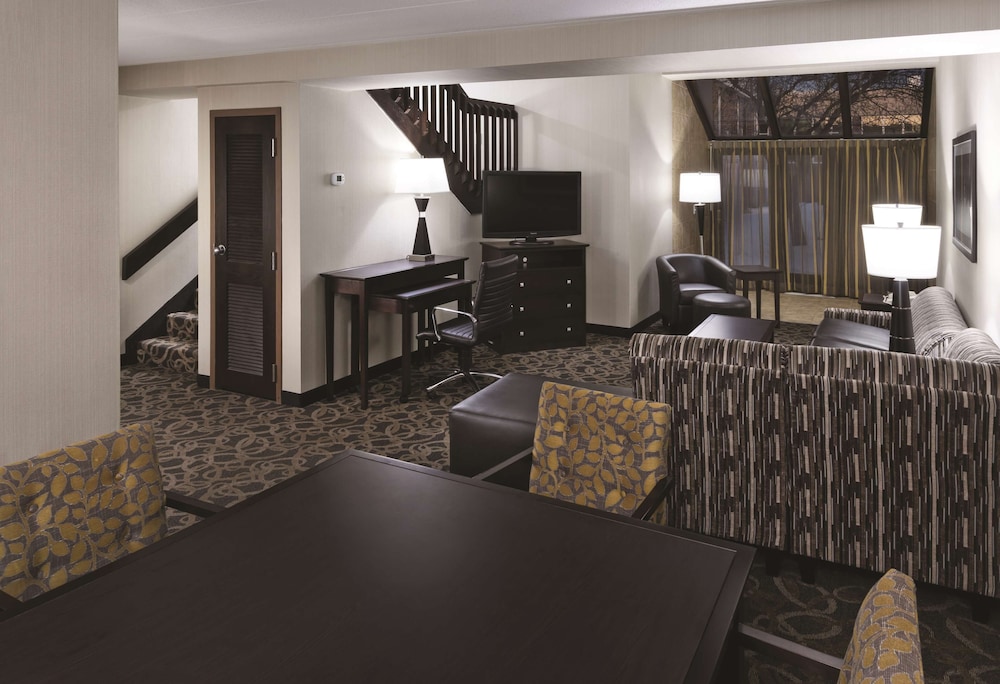 Suite, 1 King Bed, Jetted Tub - Photo 4