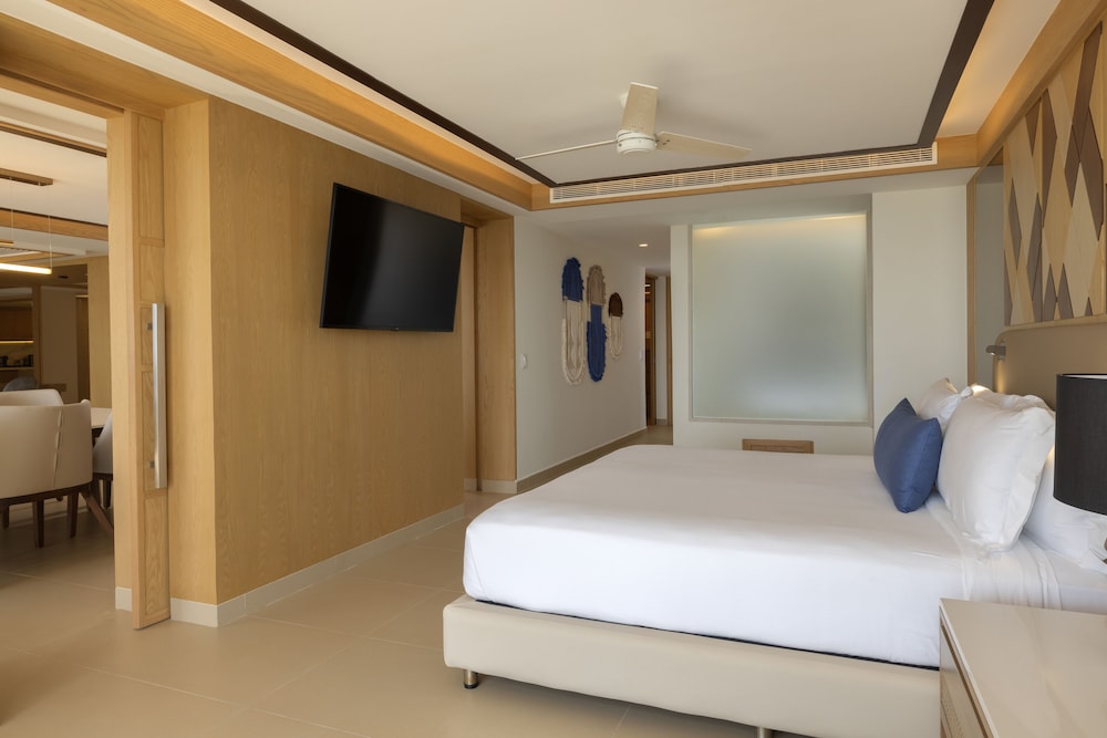 Luxury Sky Chairman Suite Two Bedroom Ocean Front Diamond Club - Photo 9