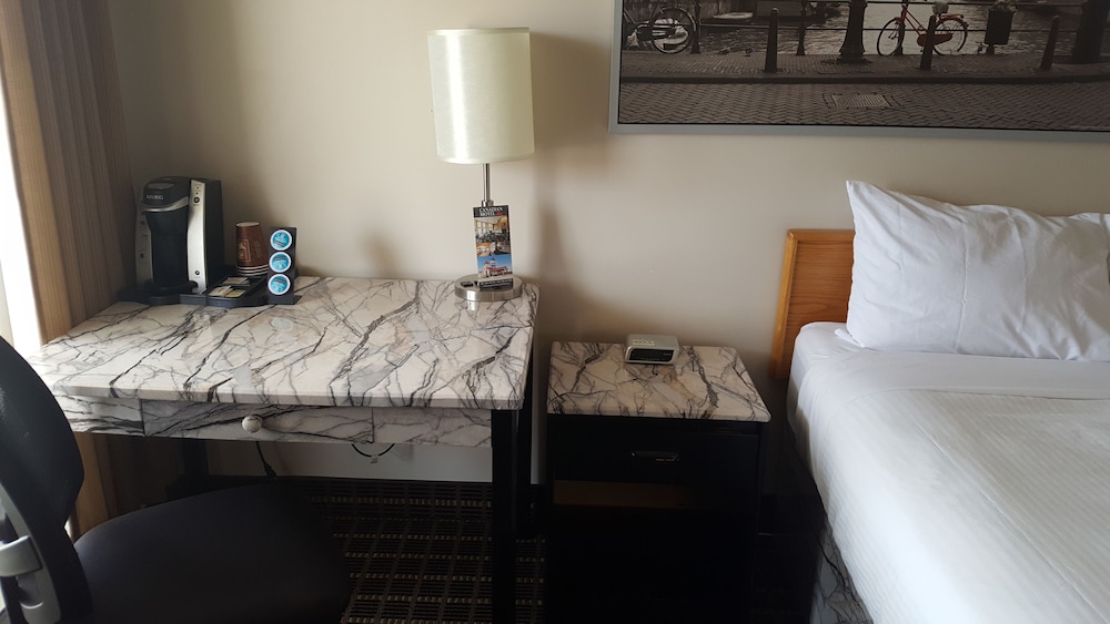 Standard Room, 1 Queen Bed photo 1