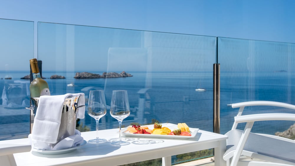 Executive Room, 1 King Bed, Sea View thumbnail 6