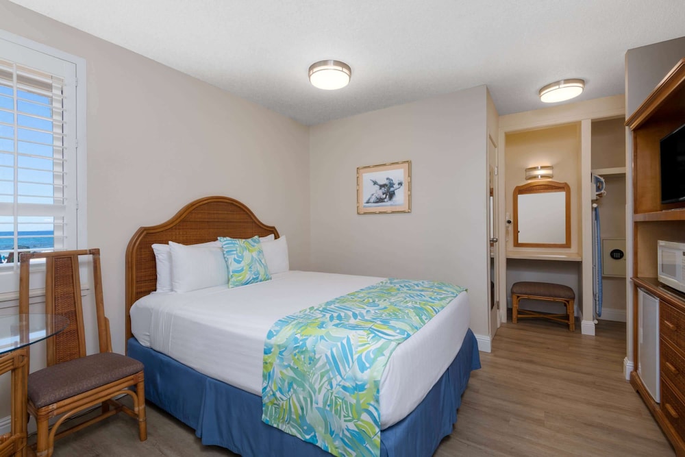 Room, 1 Queen Bed, Non Smoking, Partial Ocean View - Photo 1