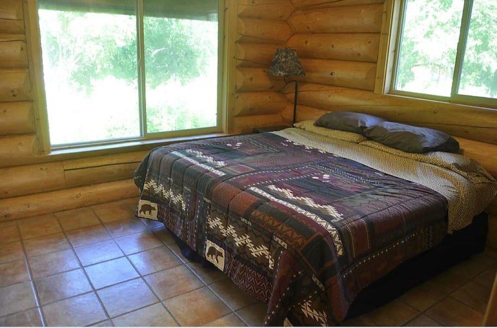Hilltop Log Cabin, 2 bedrooms, 2 bathrooms, 2 jetted tubs, kitchen photo 1