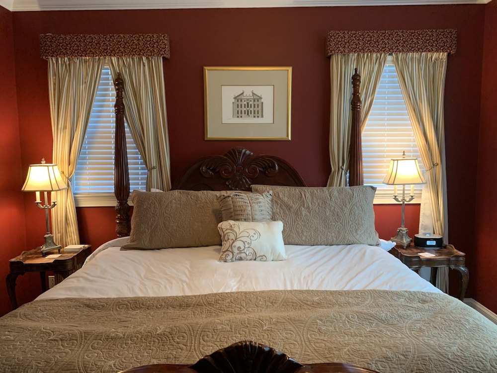 Burgundy Suite photo 3