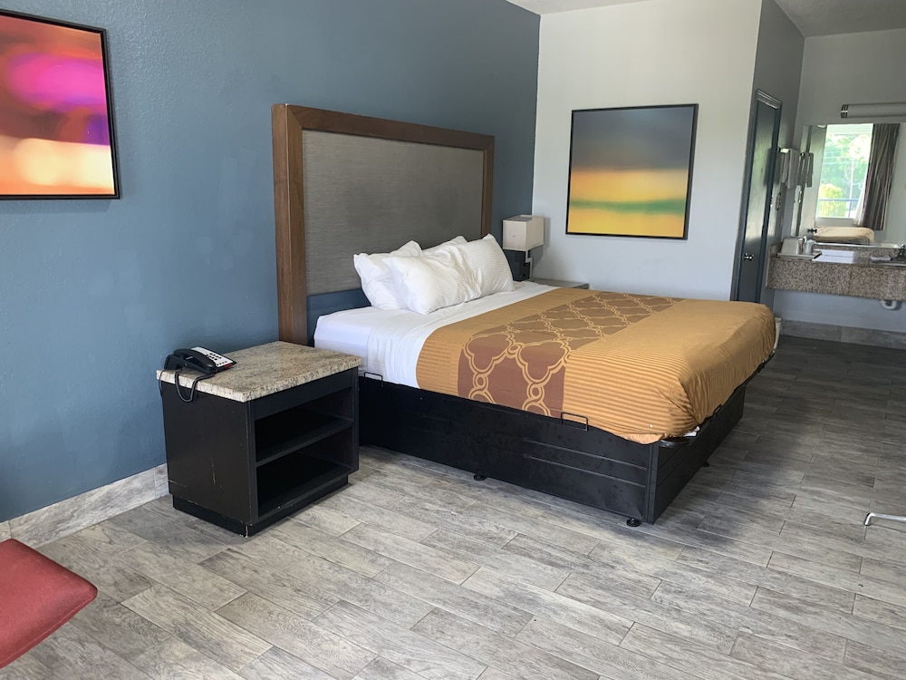 Standard Room, 1 King Bed, Smoking, Hot Tub