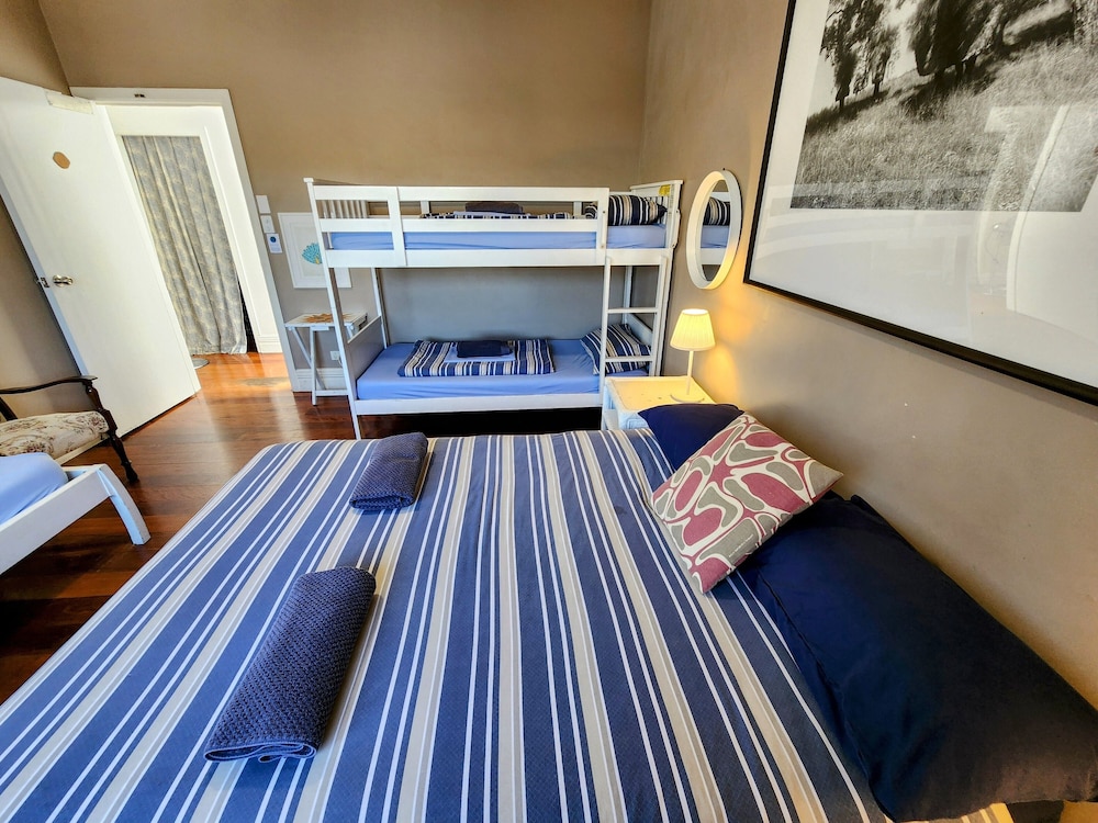 5 Bed Family Room with Shared Bathroom photo 3